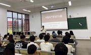 学院院长陈华龙为学生上《形势与政策》课