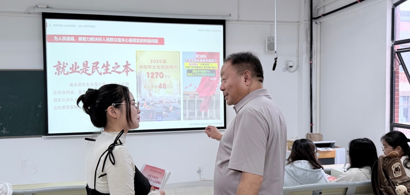 【领导听思政课】方文龙深入教学一线听评思政课